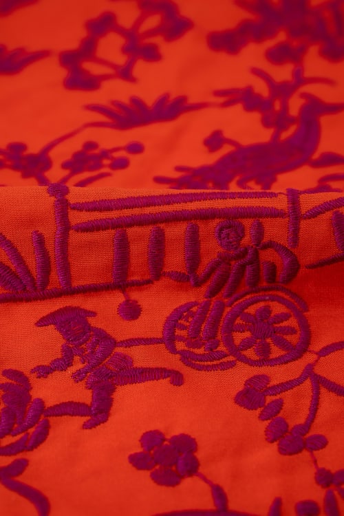 Tela bordada con chinitos color rojo