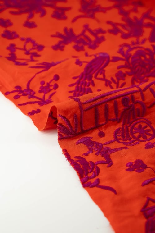 Tela bordada con chinitos color rojo