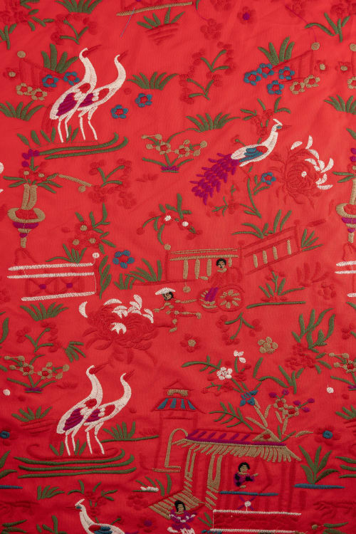 Tela bordada con chinitos color rojo 