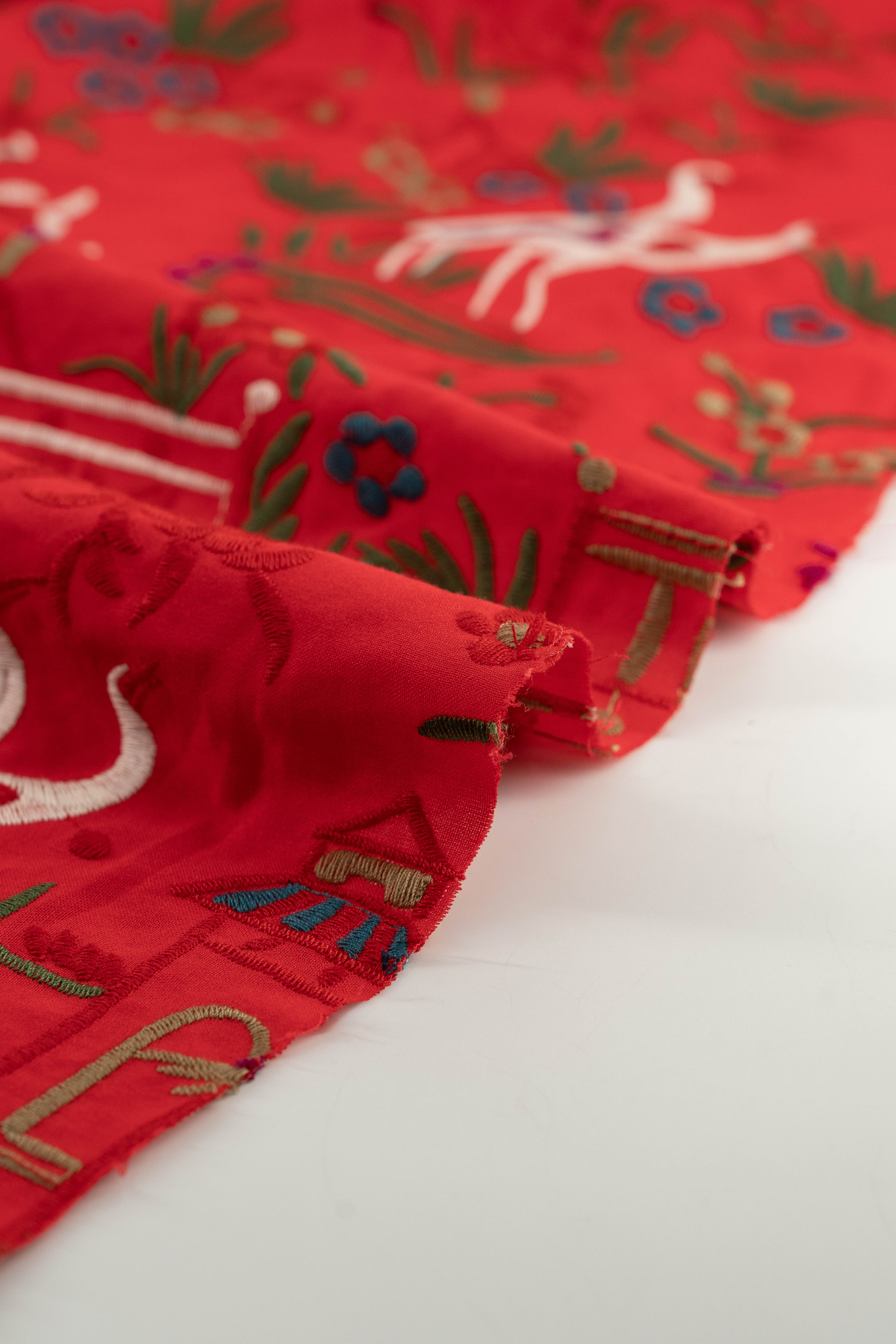 Tela bordada con chinitos color rojo 