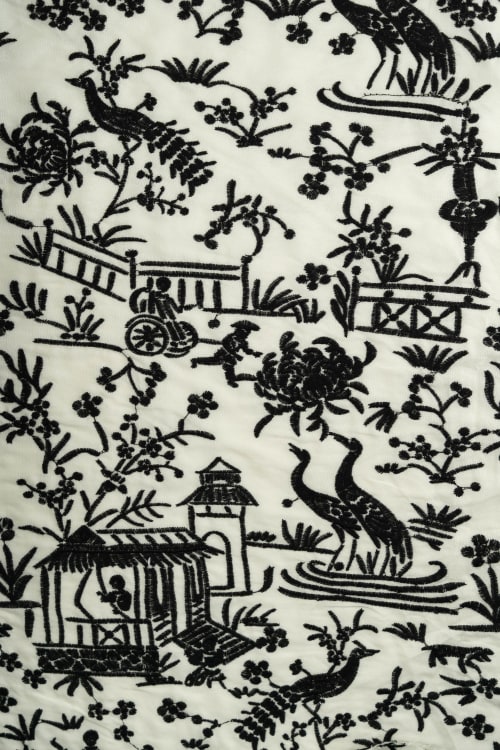 Tela bordada con chinitos color negro