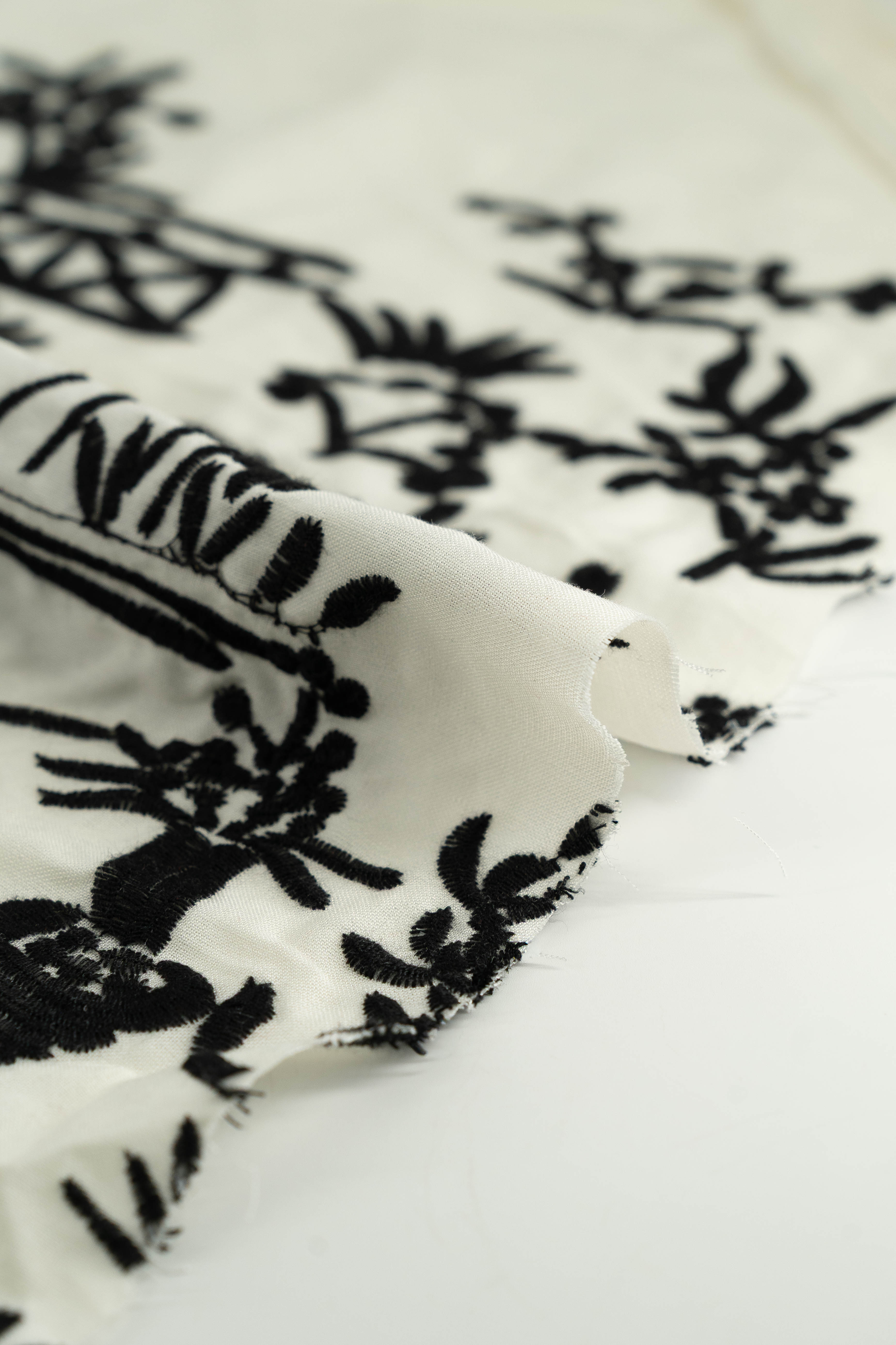 Tela bordada con chinitos color negro