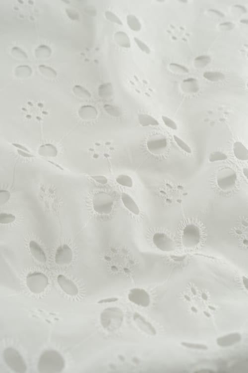 Perforado algodón blanco surat