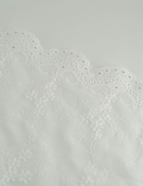 Perforado algodón blanco lirio