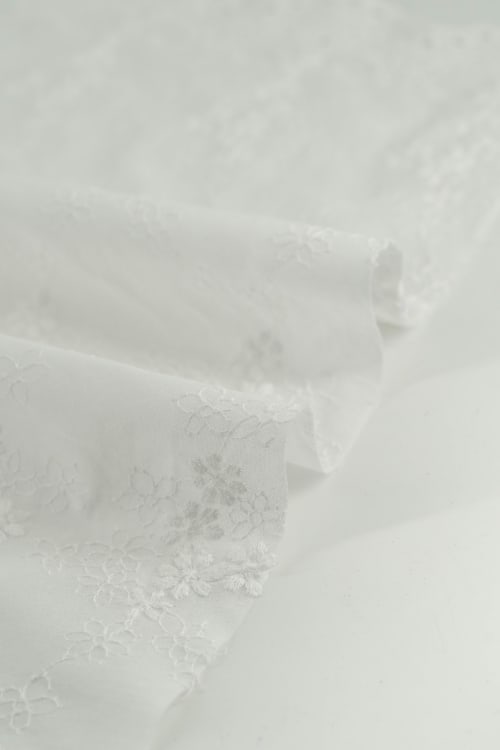 Perforado algodón blanco lirio