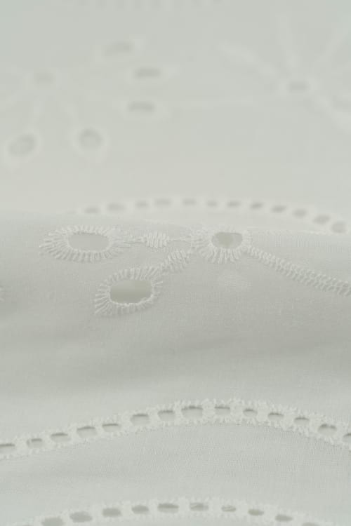 Perforado algodon blanco gaerdenia
