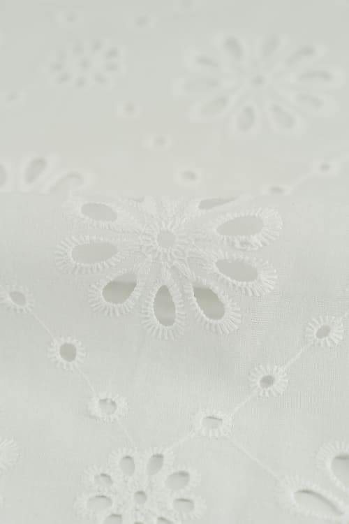 Perforado algodón blanco dama