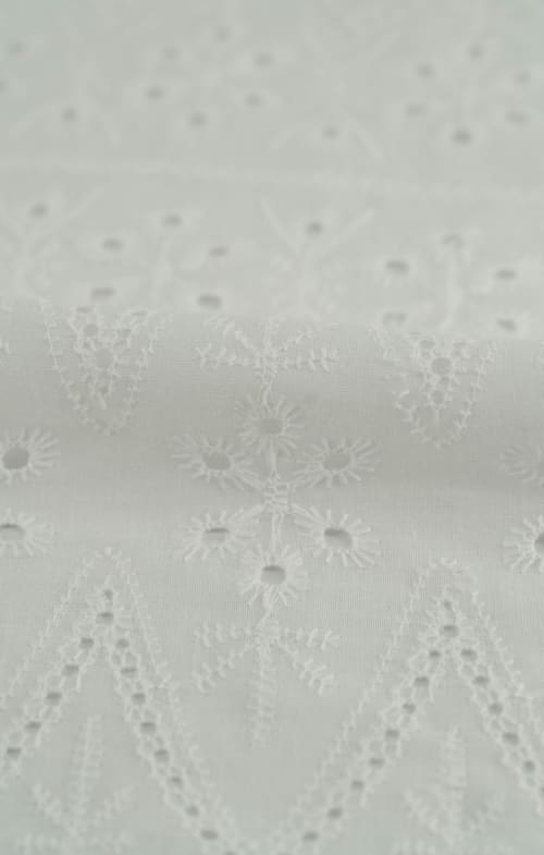 Perforado algodón blanco madreselva