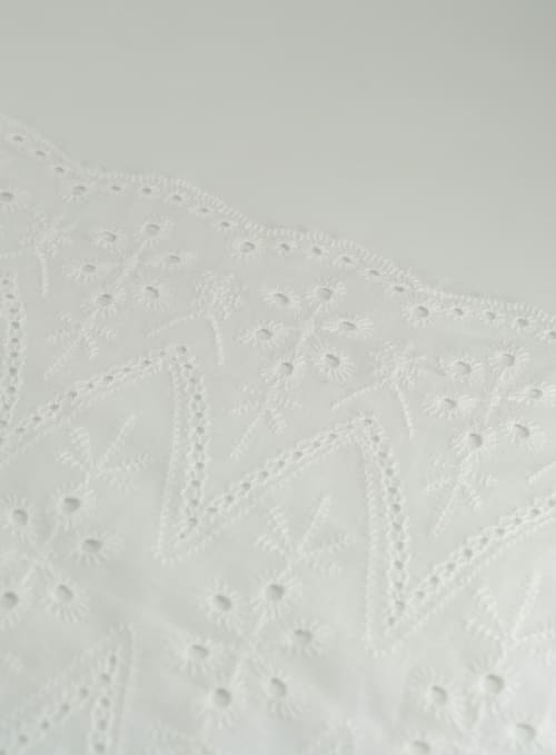 Perforado algodón blanco madreselva