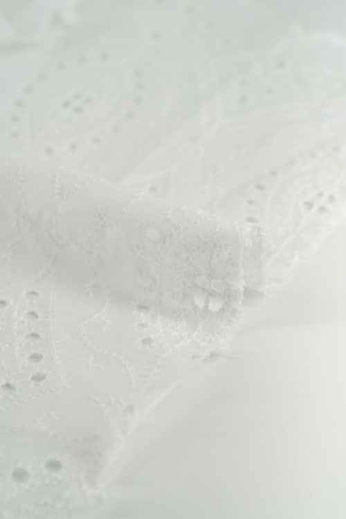 Perforado algodon blanco jacaranda