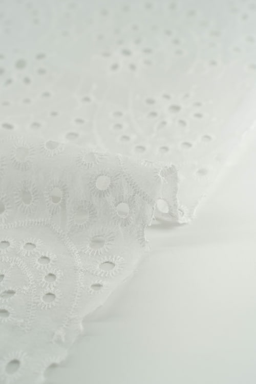 Perforado algodon blanco nardo