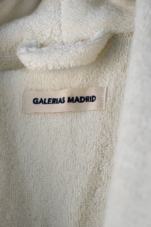 Albornoz color blanco