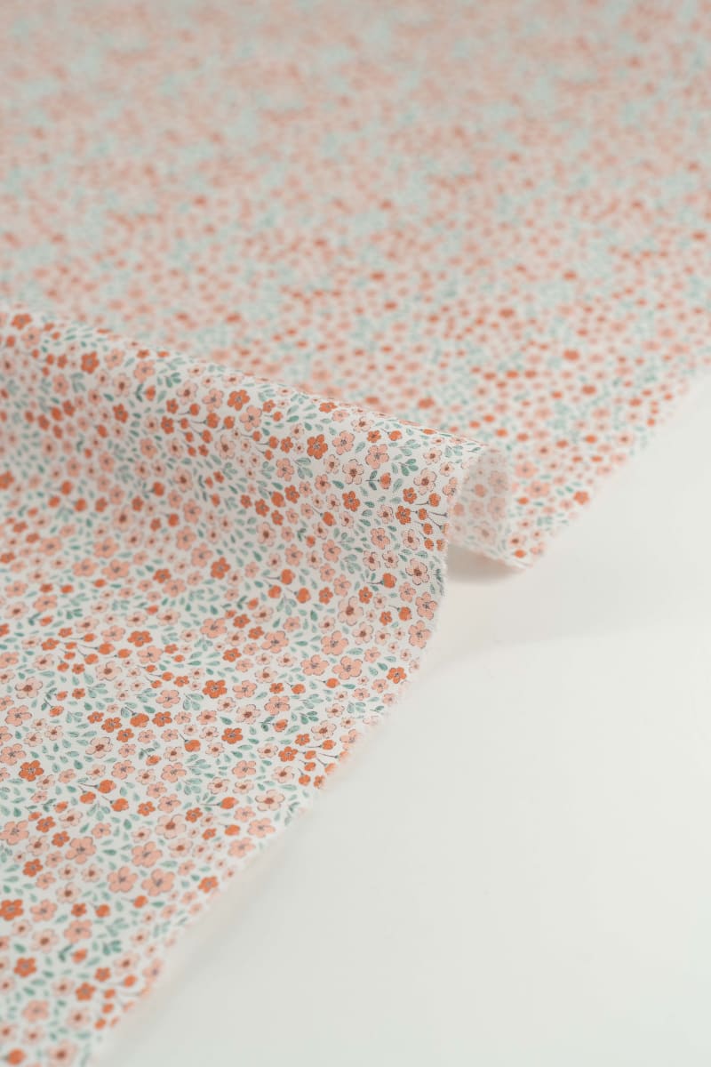 Tejido infantil con estampado de flores.