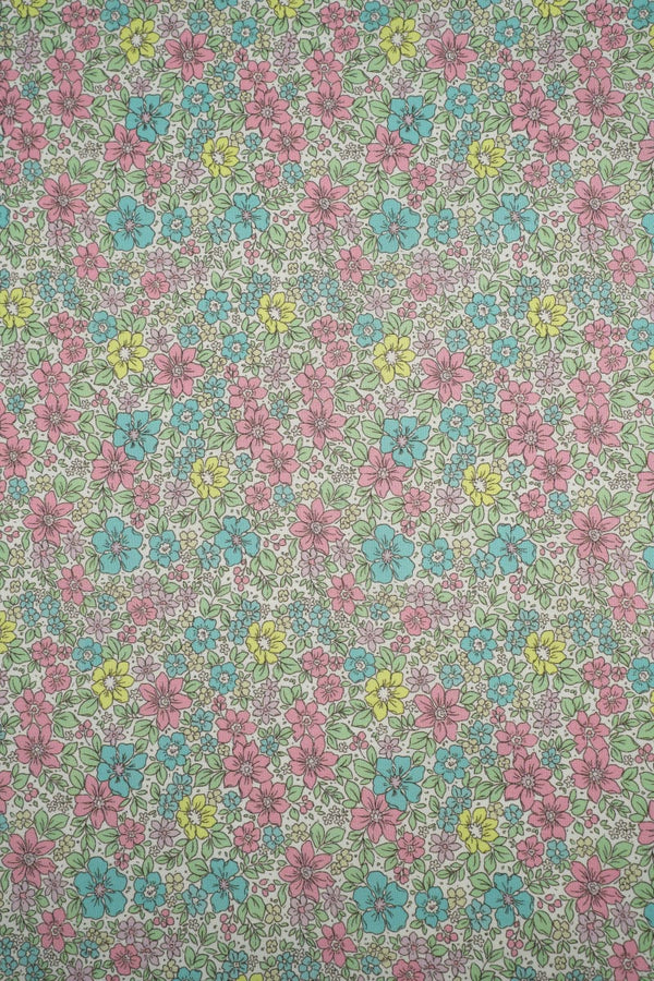 Tejido infantil con estampado de flores.