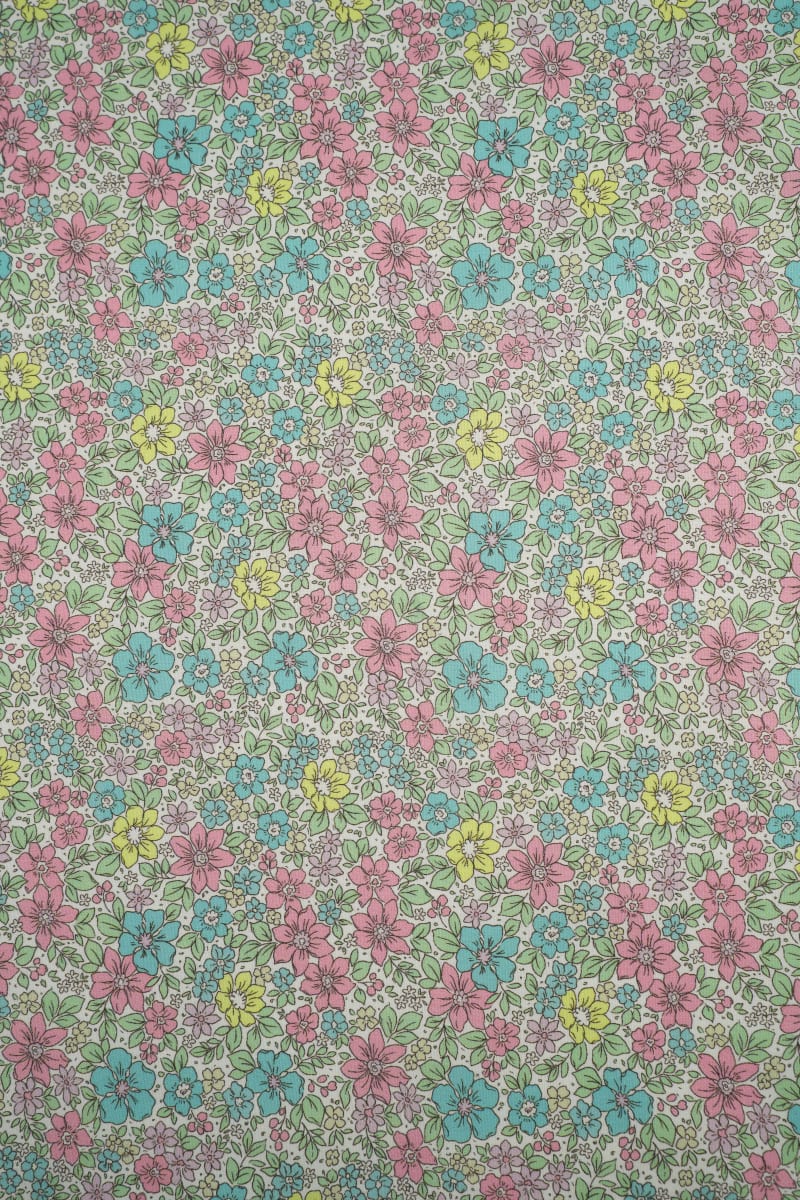 Tejido infantil con estampado de flores.