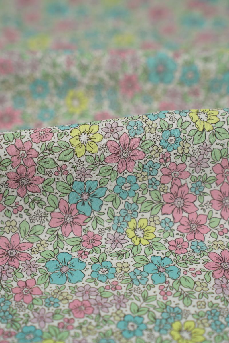 Tejido infantil con estampado de flores.