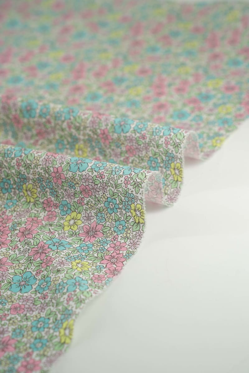 Tejido infantil con estampado de flores.