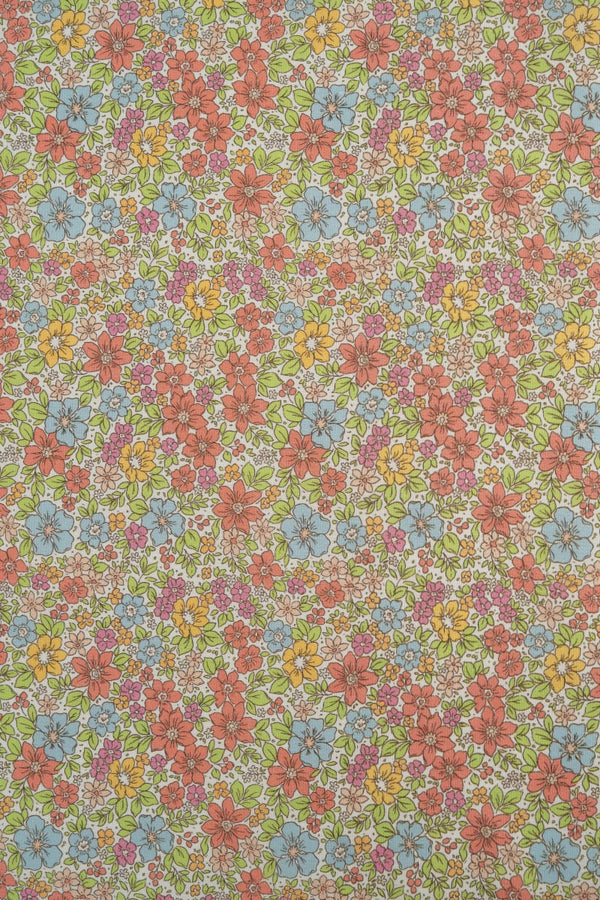 Tejido infantil con estampado de flores.