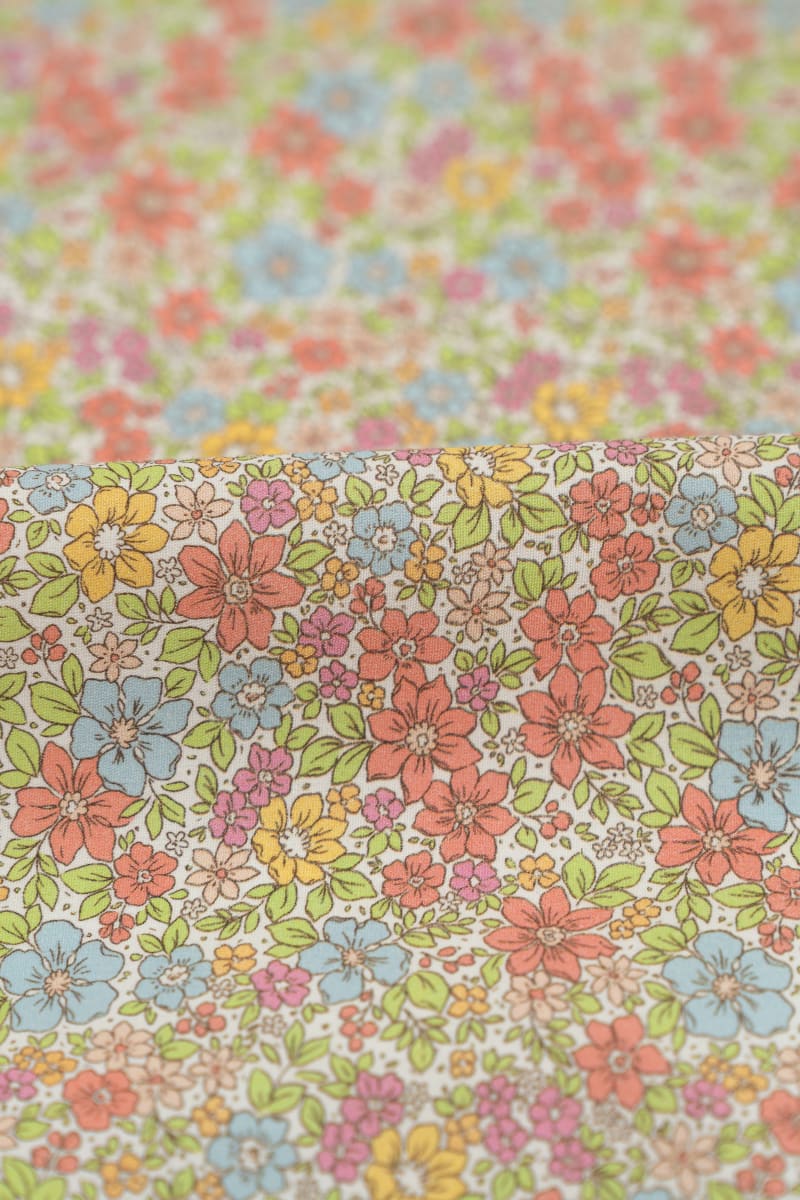 Tejido infantil con estampado de flores.