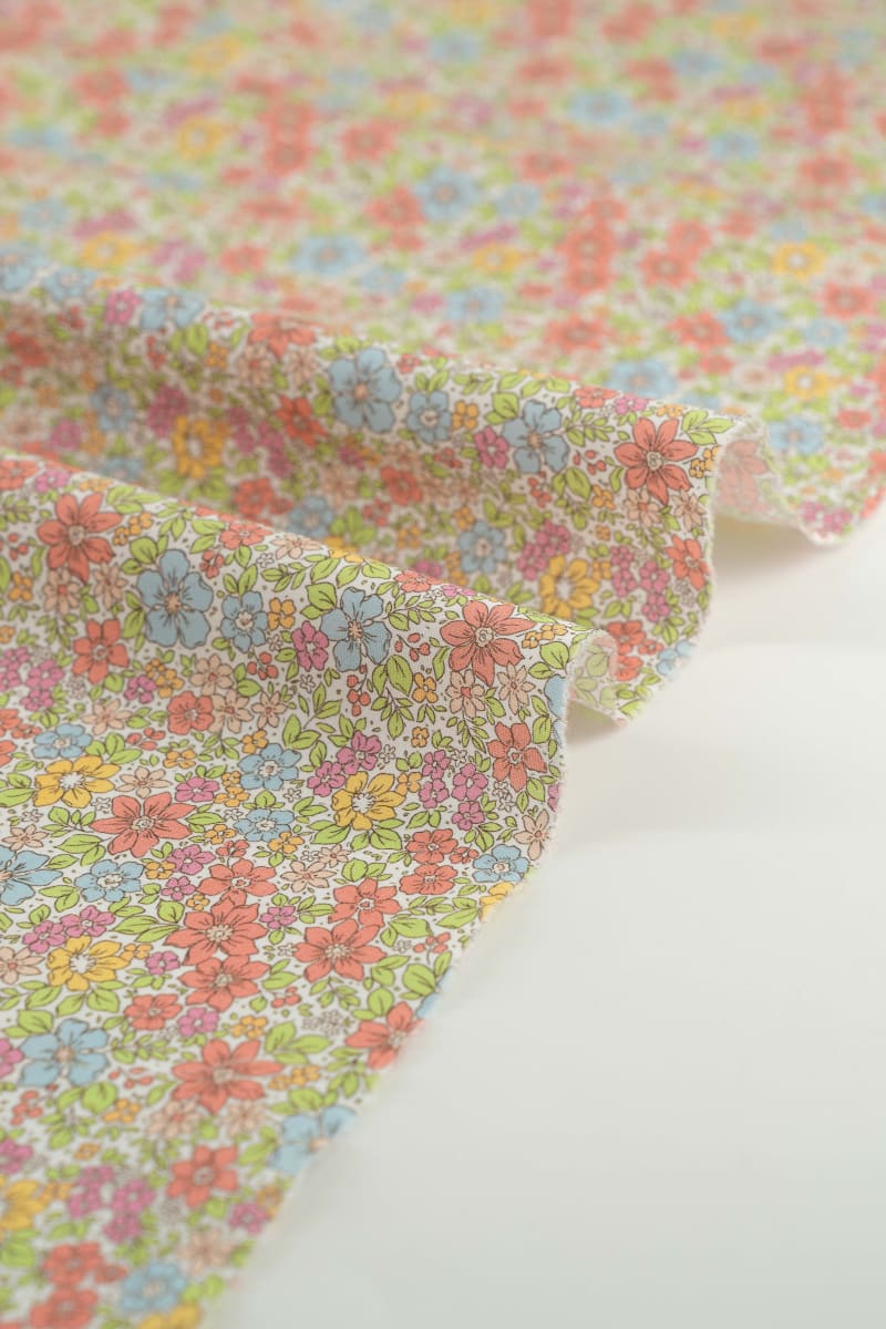 Tejido infantil con estampado de flores.