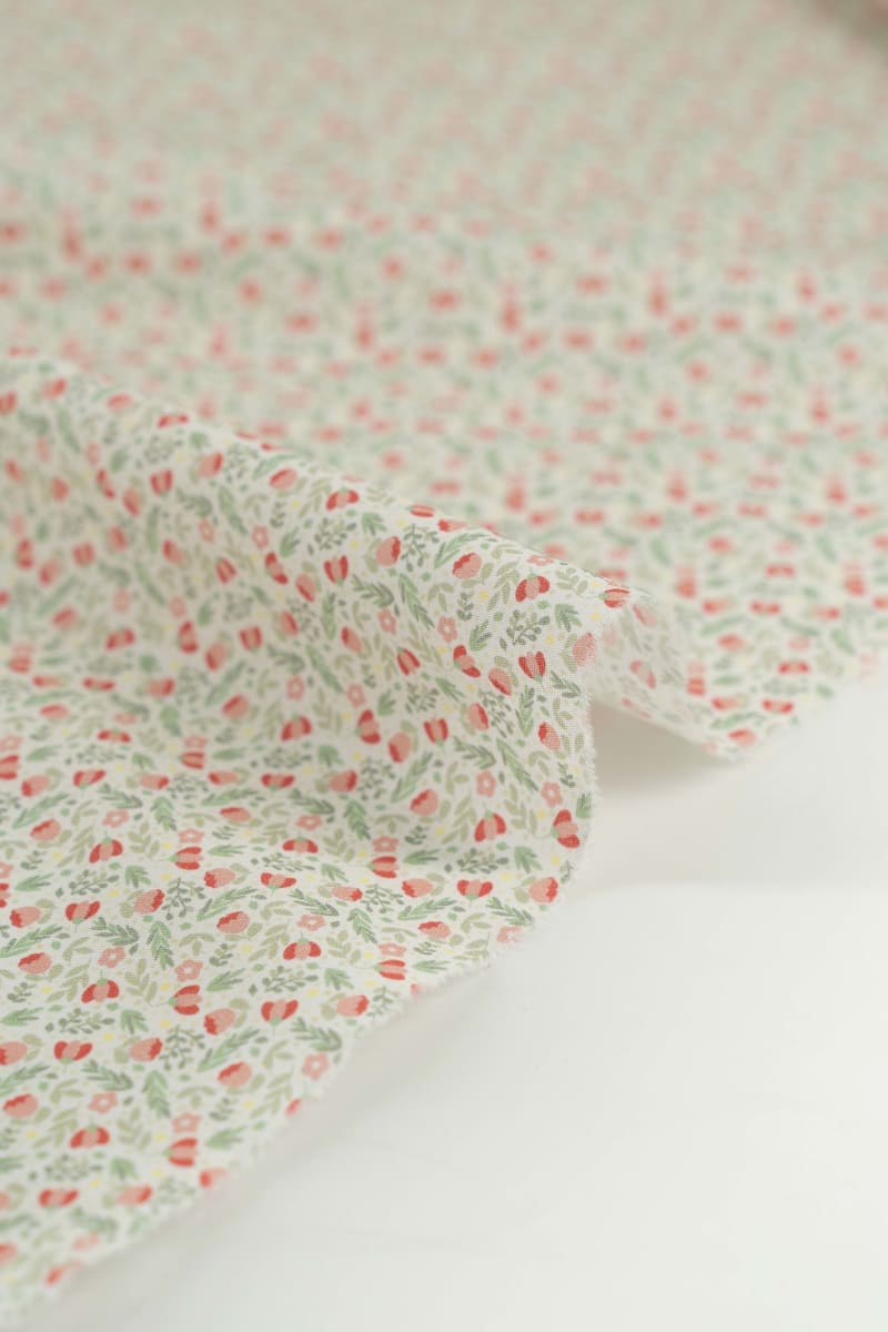 Tejido infantil con estampado de flores.