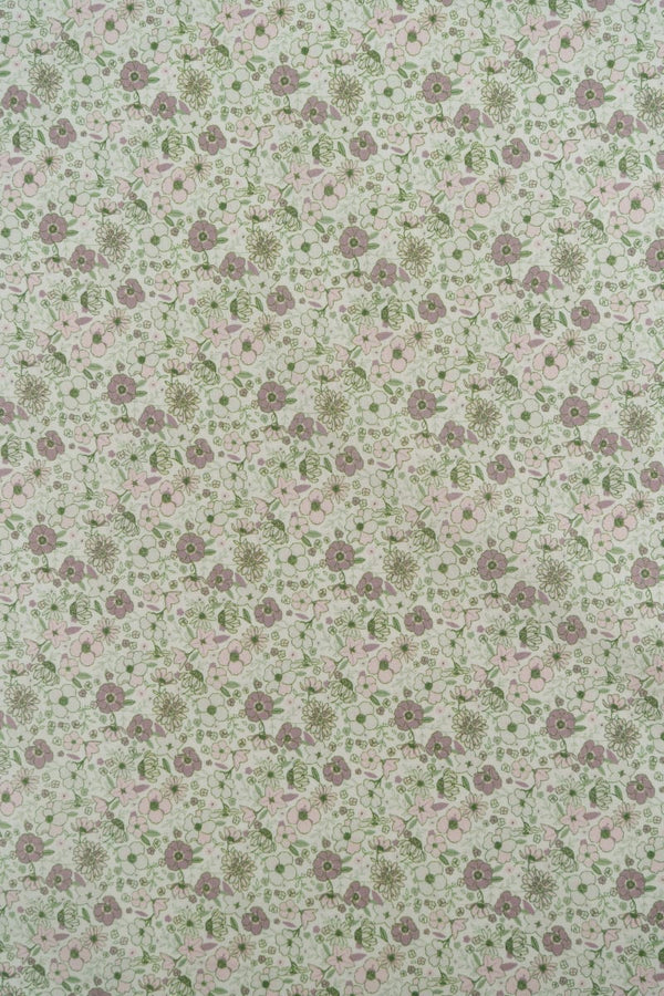 Tejido infantil con estampado de flores.