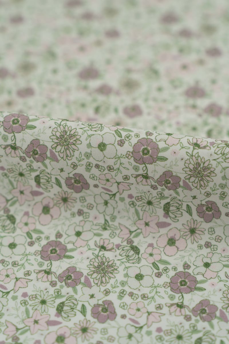 Tejido infantil con estampado de flores.