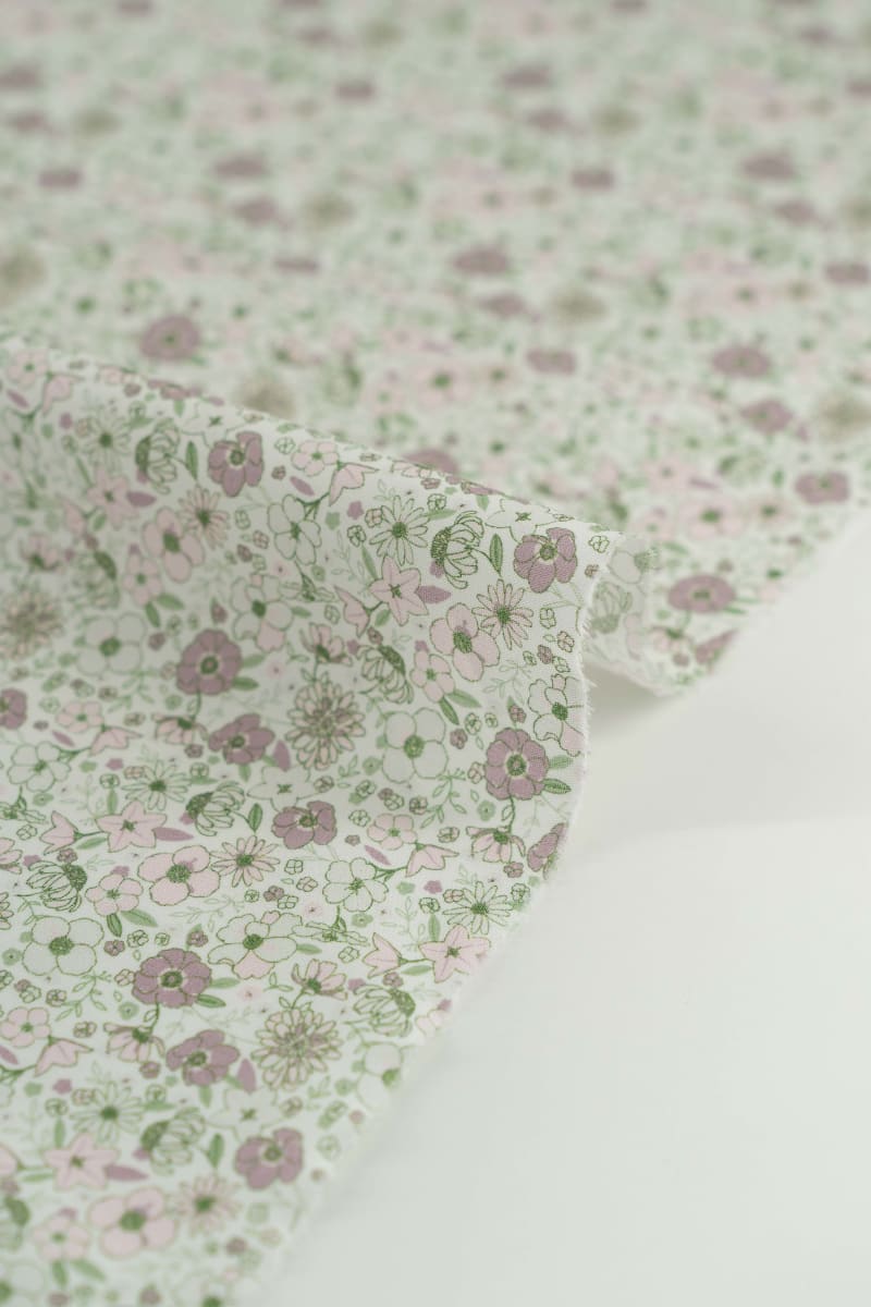 Tejido infantil con estampado de flores.