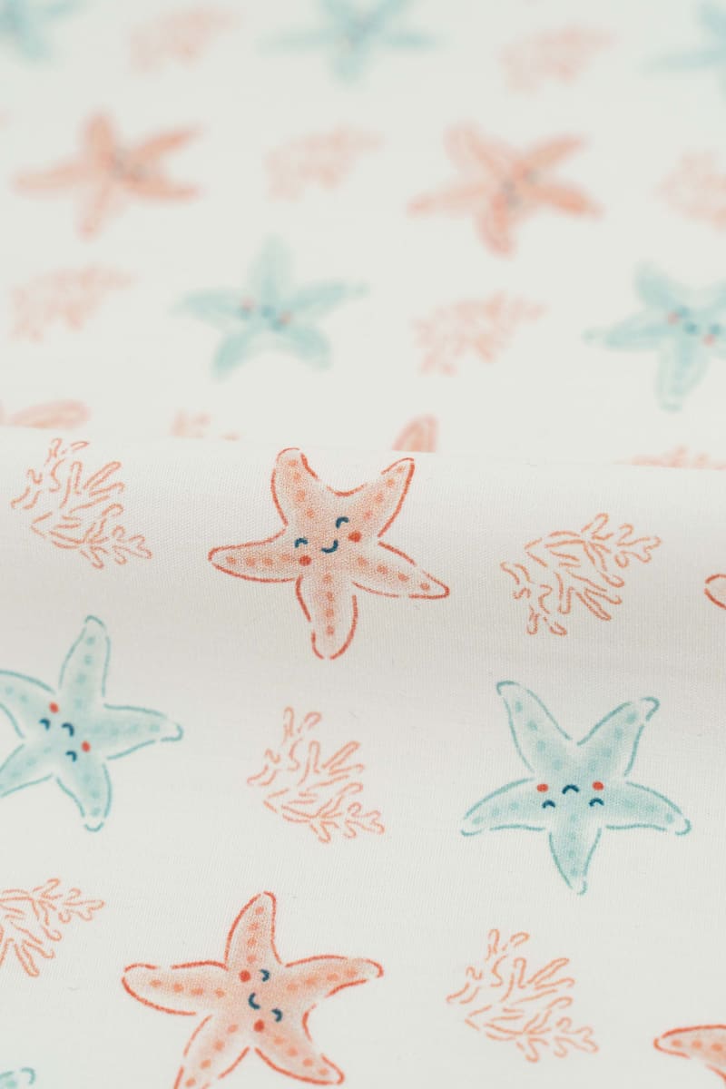 Tejido infantil con estampado de estrellas de mar