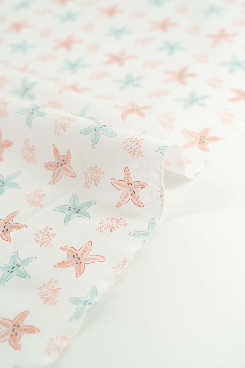 Tejido infantil con estampado de estrellas de mar