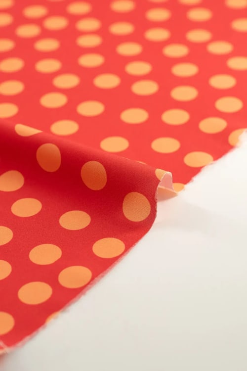 tejido con lunares pequeños