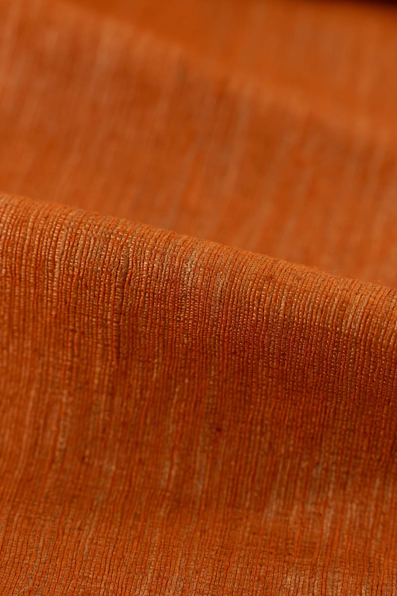 Seda rústica en color naranja albaricoque. Tejido con entramado visible de fibras naturales.