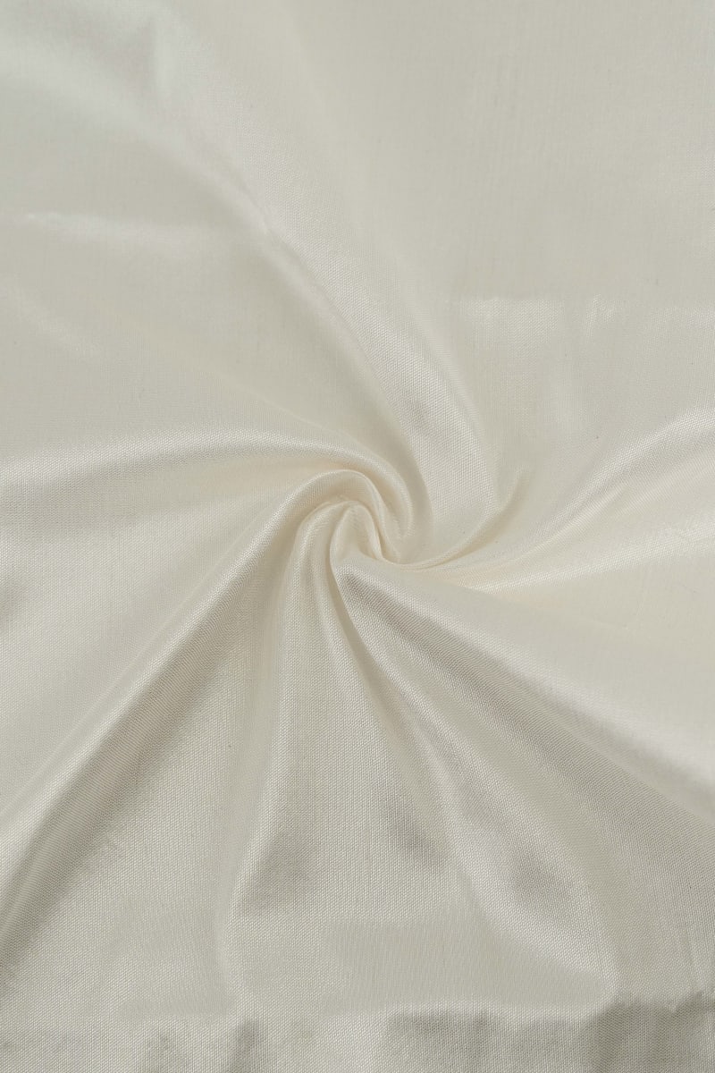 Seda natural en color blanco roto con entramado ligeramente visible.