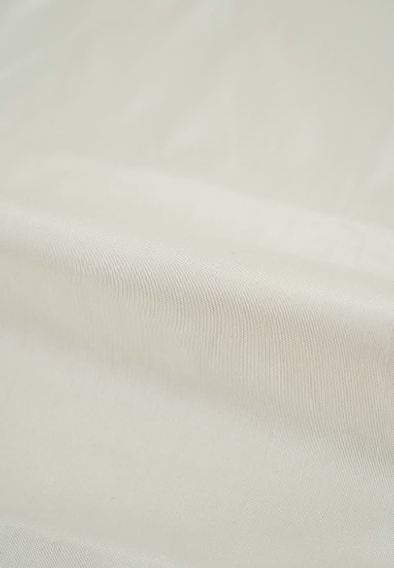 Seda natural en color blanco roto con entramado ligeramente visible.