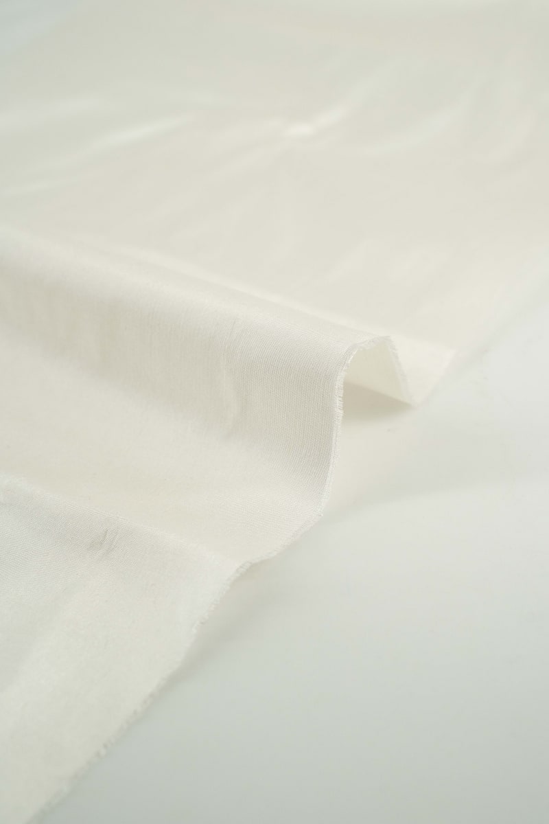 Seda natural en color blanco roto con entramado ligeramente visible.