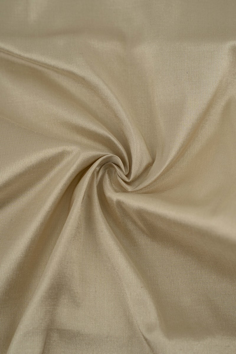 Seda natural en color  beige tostado con entramado ligeramente visible.