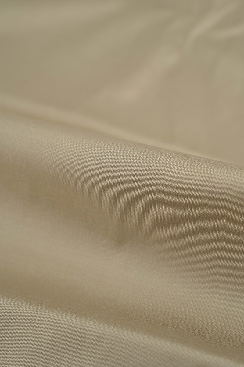 Seda natural en color  beige tostado con entramado ligeramente visible.