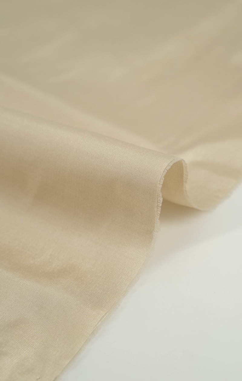 Seda natural en color  beige tostado con entramado ligeramente visible.