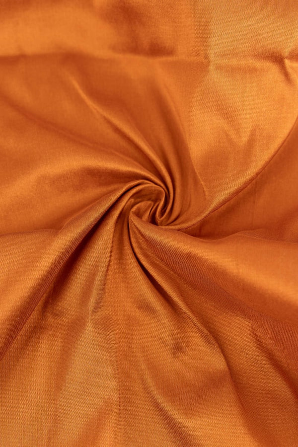 Seda natural en color  naranja albaricoque  con entramado ligeramente visible.