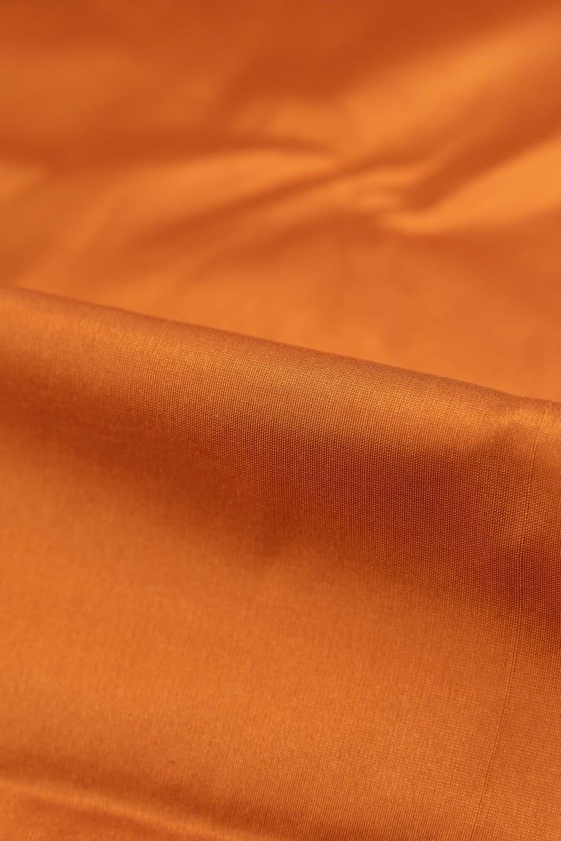 Seda natural en color  naranja albaricoque  con entramado ligeramente visible.