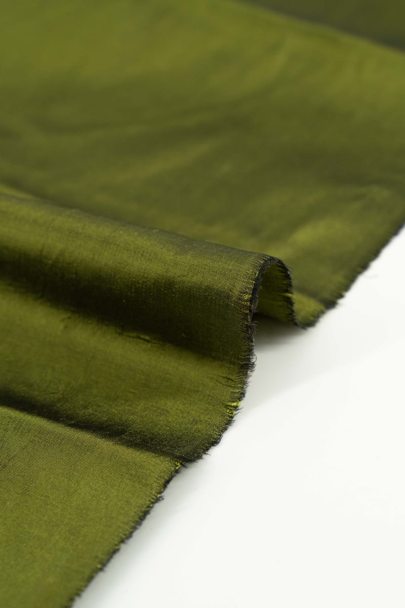 Seda natural en color  verde oliva  con entramado ligeramente visible.