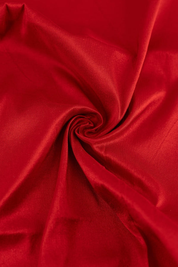 Seda natural en color  rojo teja  con entramado ligeramente visible.