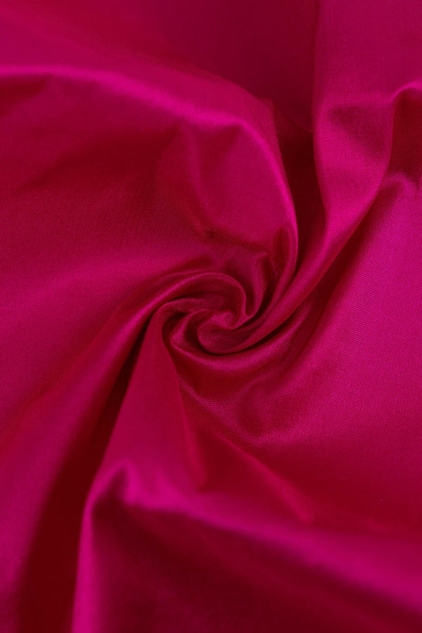 Seda natural en color  rosa frambuesa  con entramado ligeramente visible.