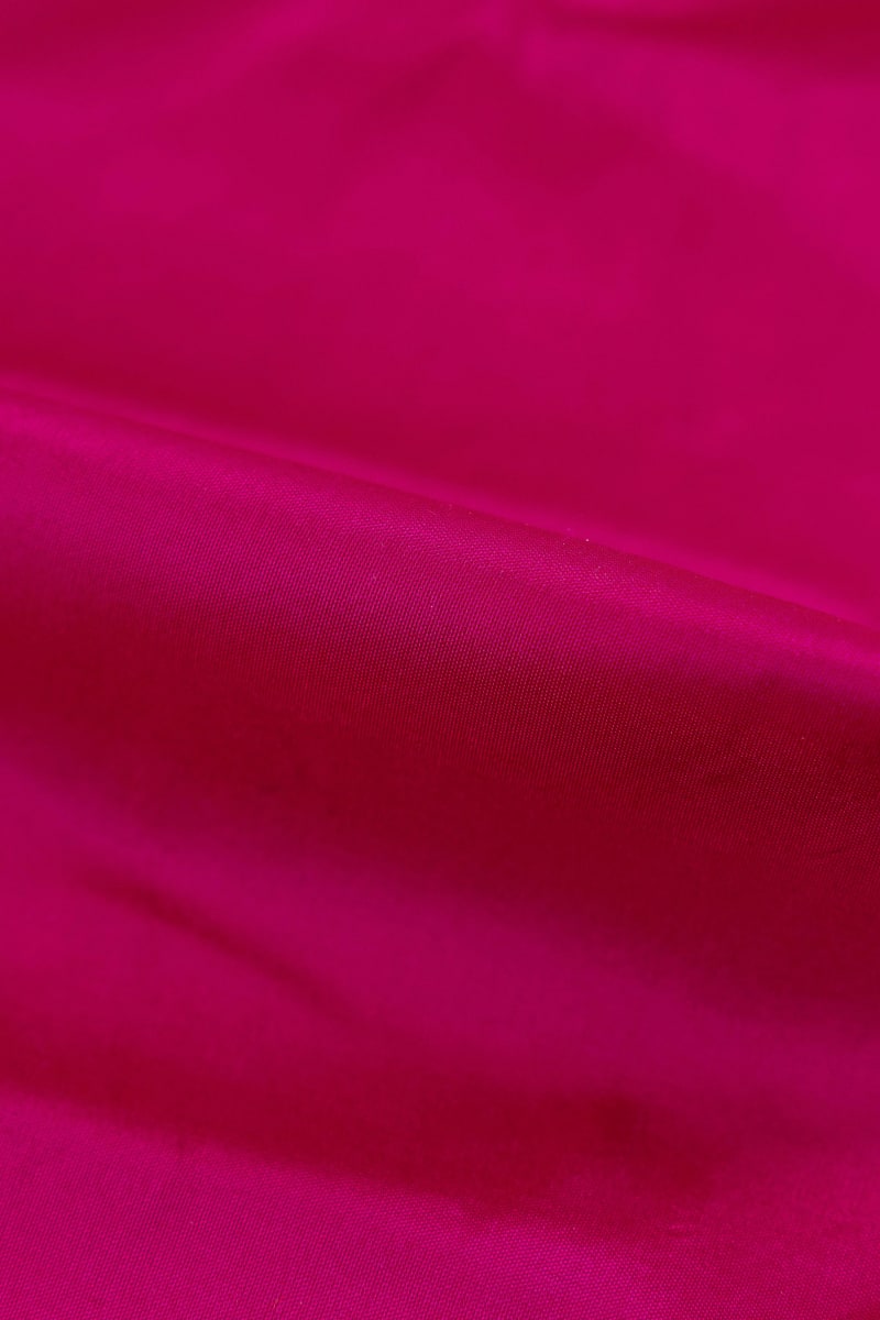 Seda natural en color  rosa frambuesa  con entramado ligeramente visible.