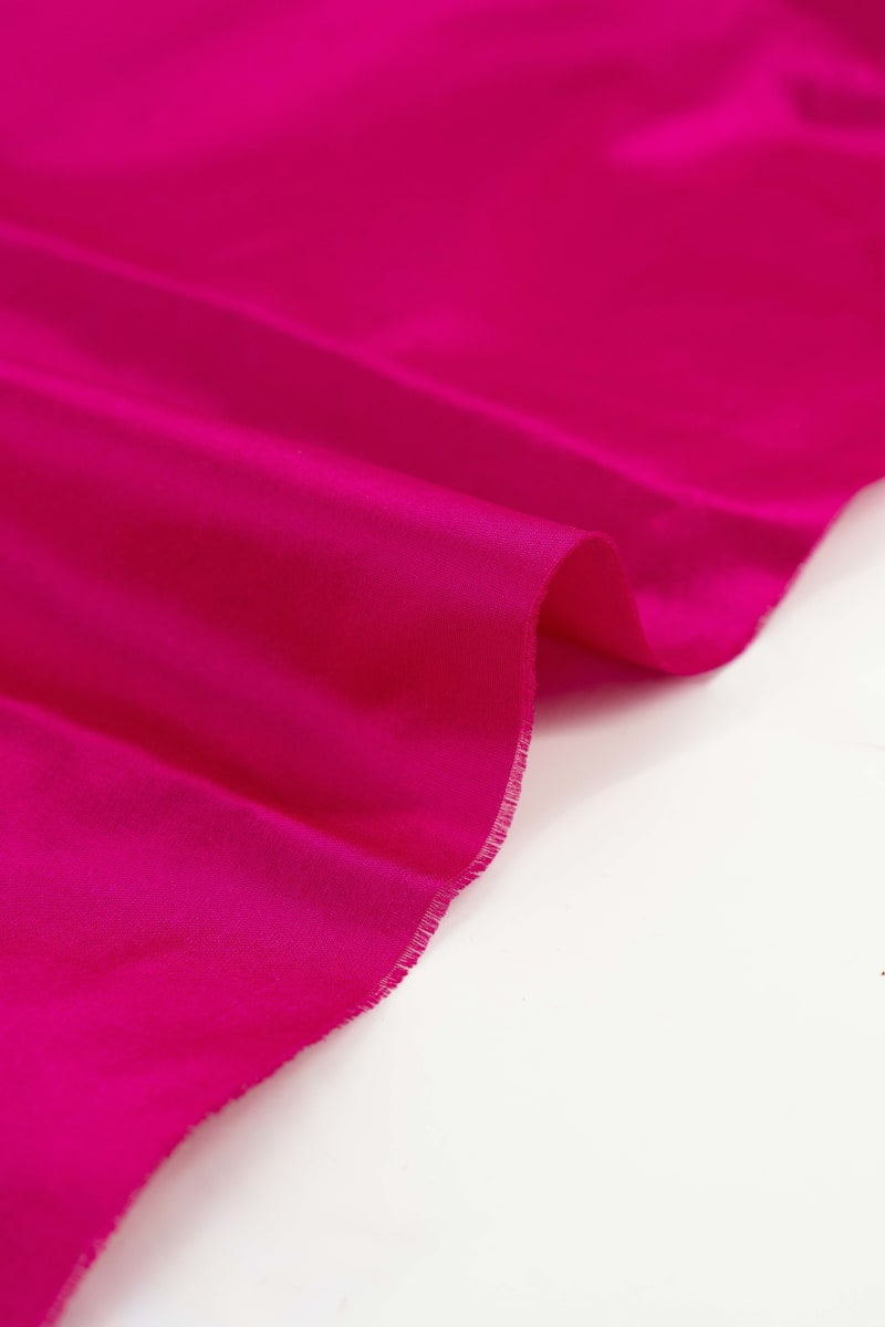 Seda natural en color  rosa frambuesa  con entramado ligeramente visible.