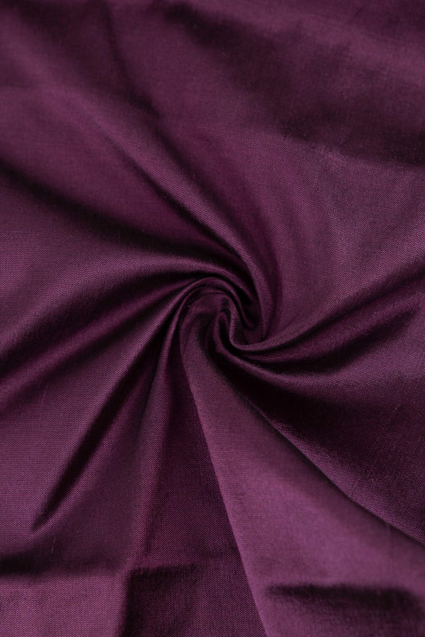 Seda natural en color morado oscuro  con entramado ligeramente visible.