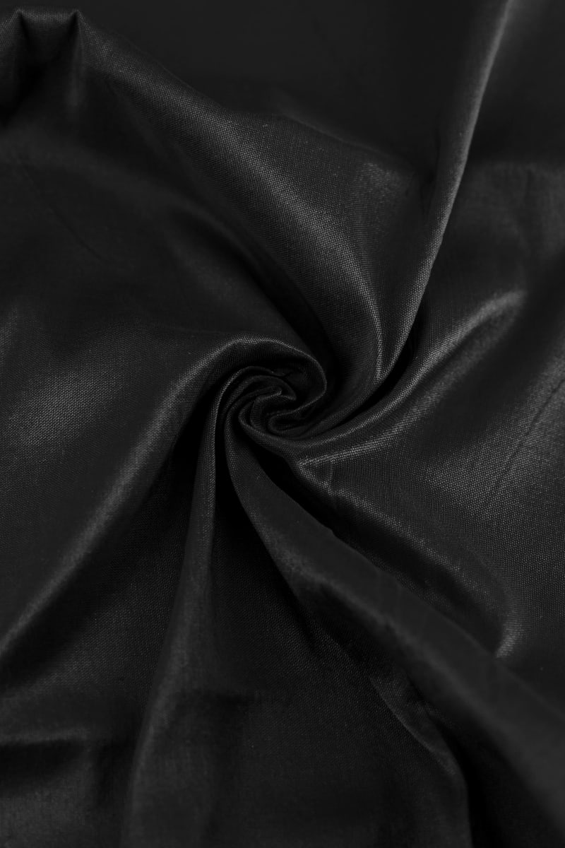 Seda natural en color negro caviar  con entramado ligeramente visible.