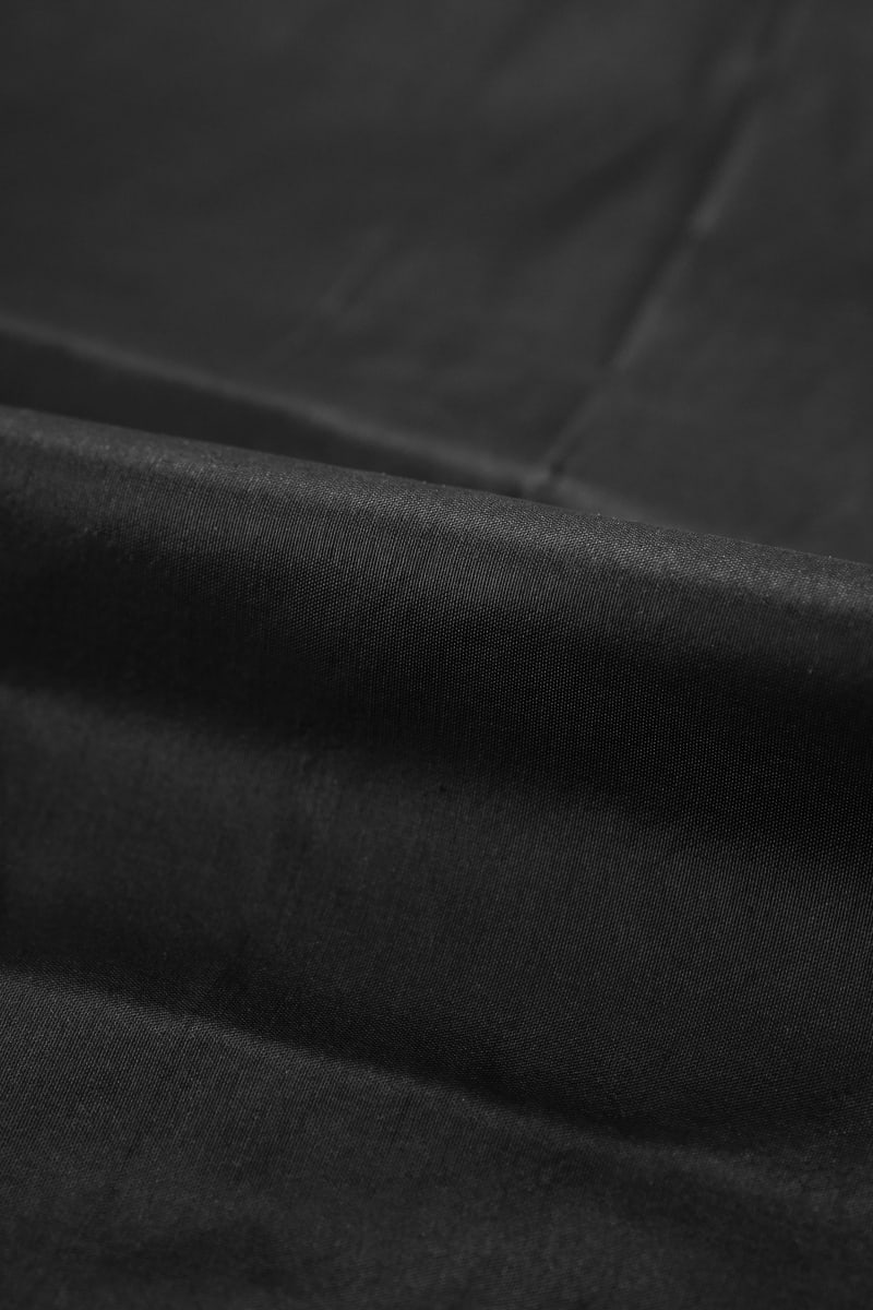 Seda natural en color negro caviar  con entramado ligeramente visible.