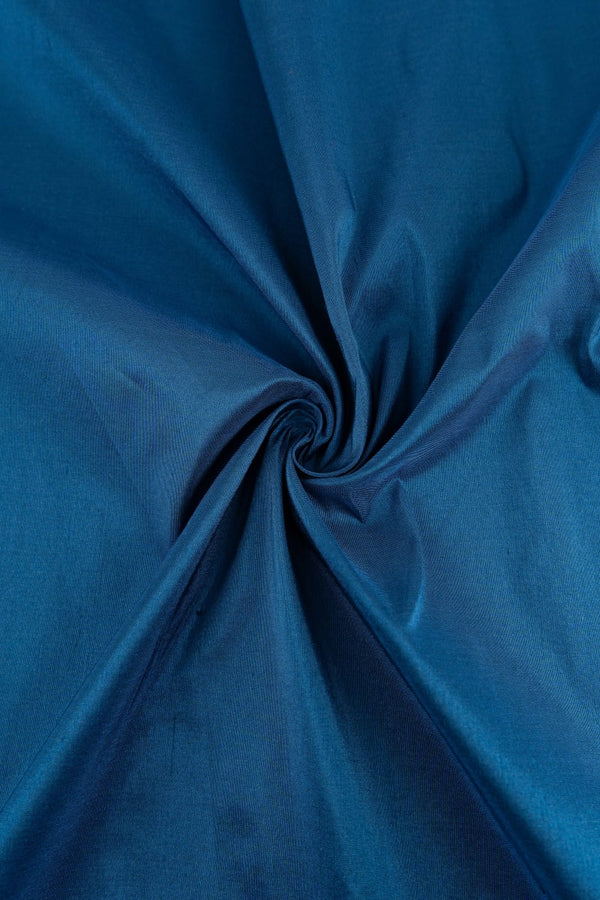 Tejido liso en color azul intenso con ligero brillo