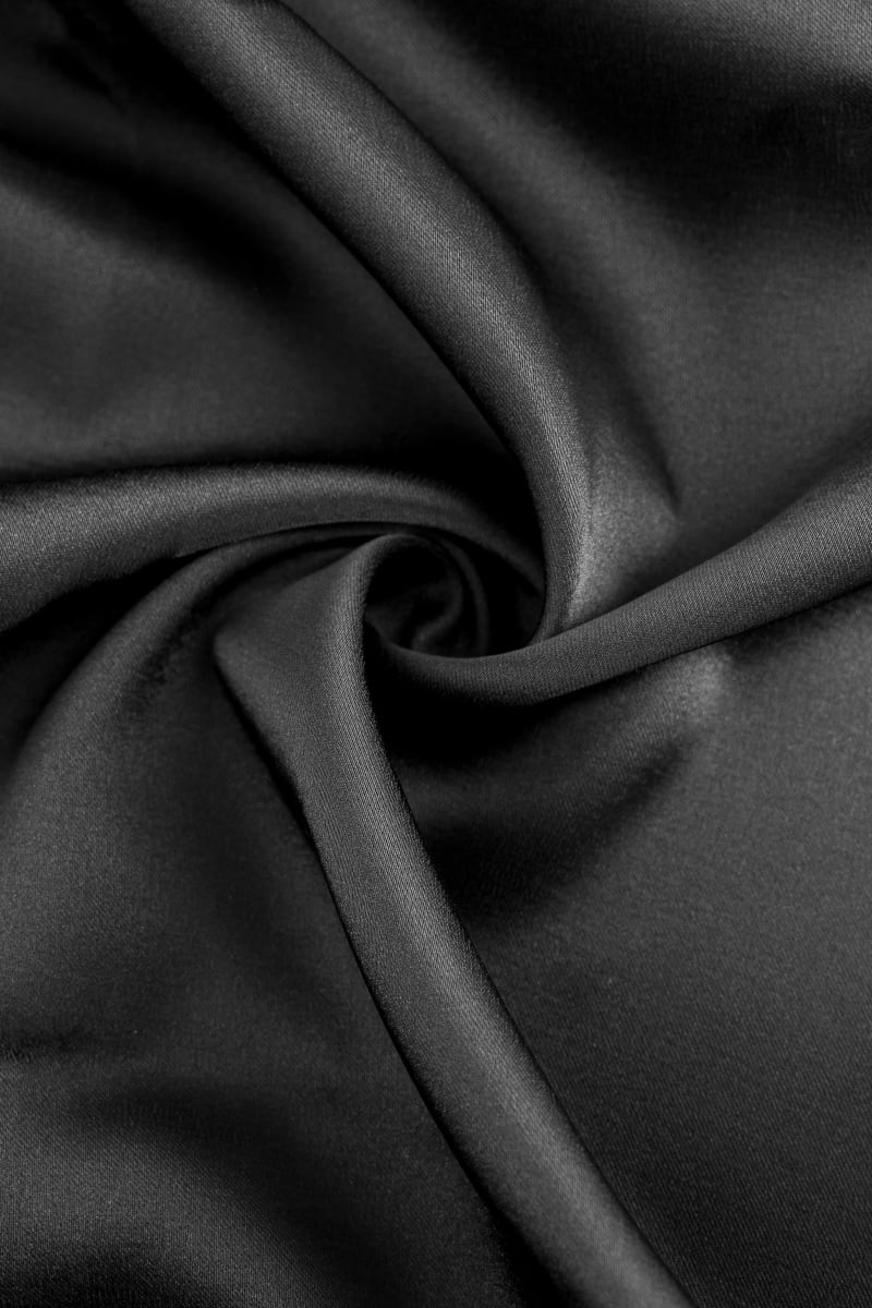 Tejido de raso mikado color negro. Tejido con cuerpo y brillo.